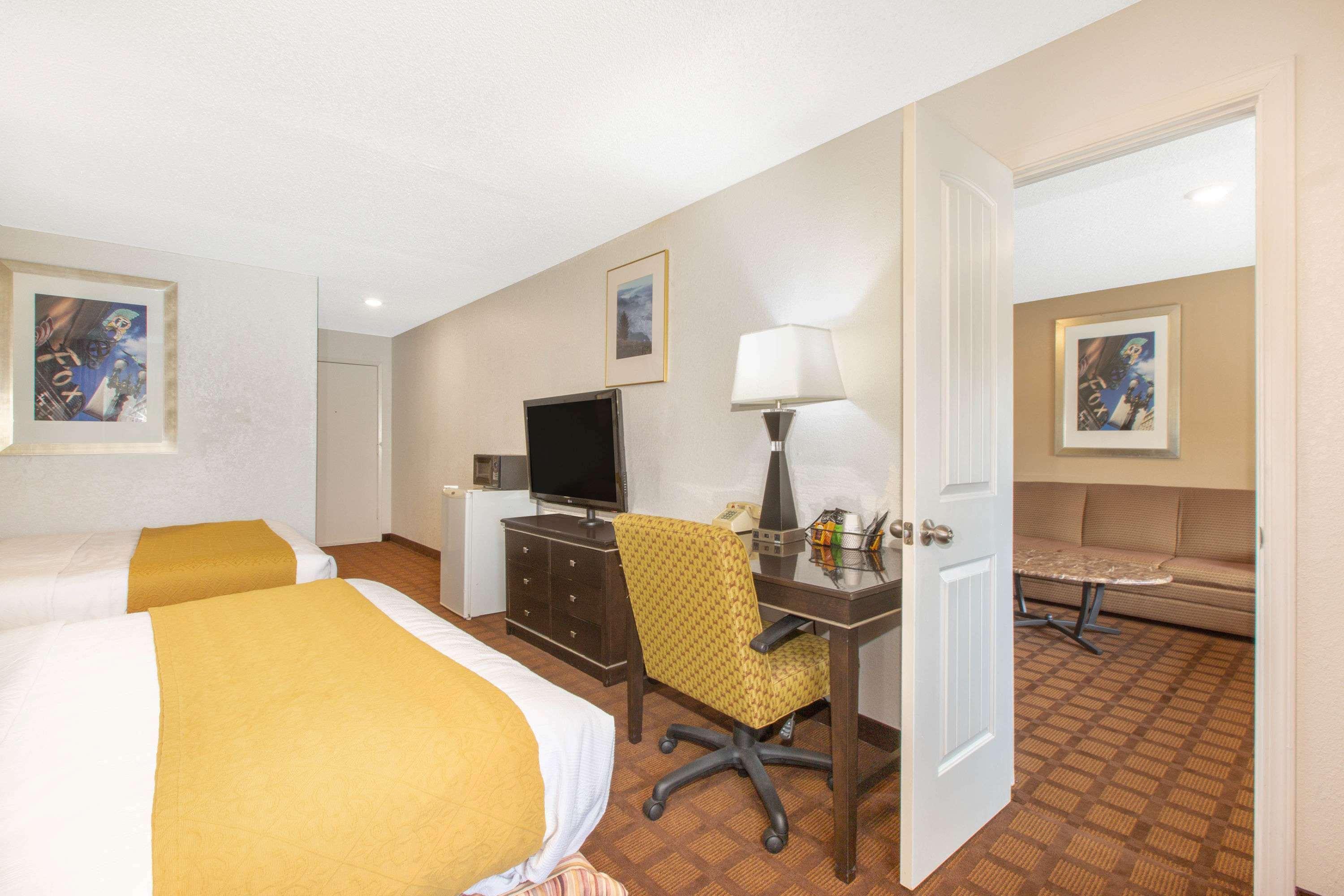 Baymont By Wyndham Roseburg Hotel Exterior photo