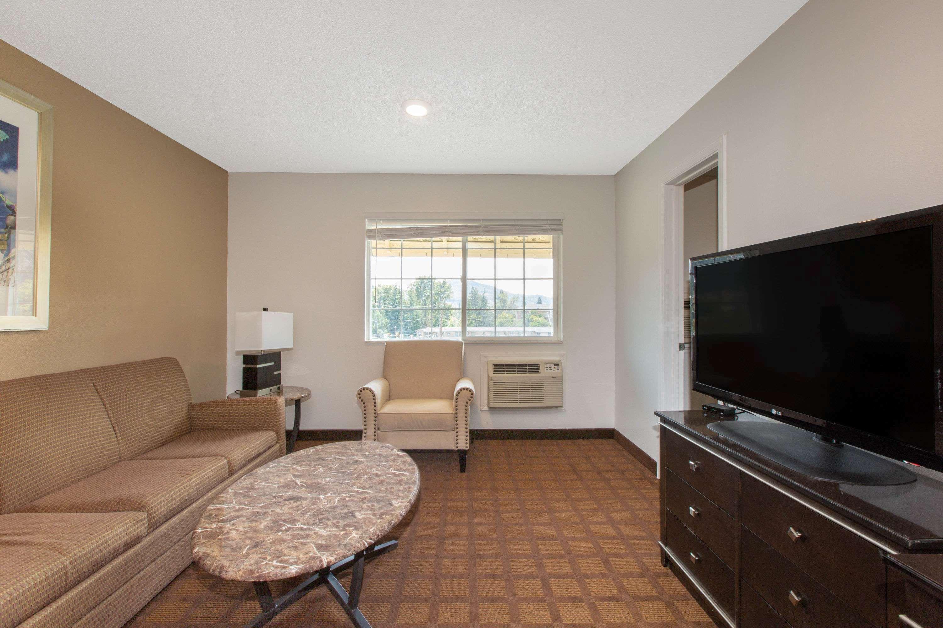 Baymont By Wyndham Roseburg Hotel Exterior photo
